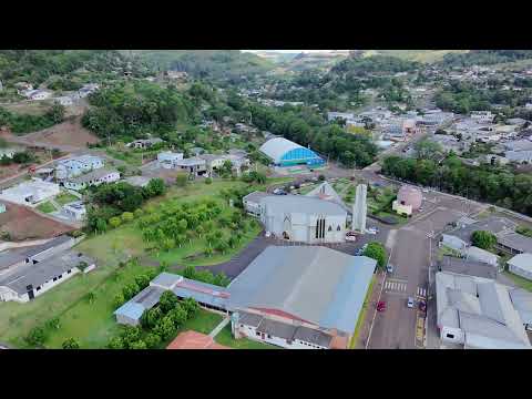 Salgado Filho Paraná Brasil. Vídeo drone . Vista da praça da igreja matriz e super pipa. Dji neo.