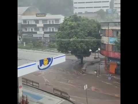 Chuvas voltam a alagar ruas do centro de Conselheiro Lafaiete-MG.