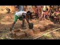 Kinderhilfswerk Ashia Kamerun Primarschulhausbau Douabang Erdblocks Herstellung Mauerwerk