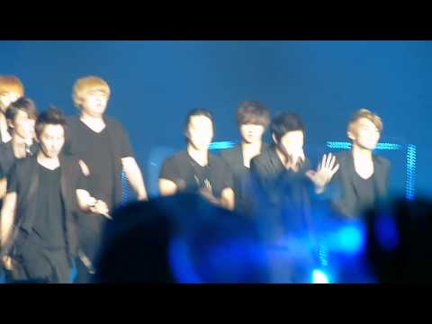 [Fancam 110129] A Man In Love @ SS3 Singapore (SIWON TAKES OFF JACKET)