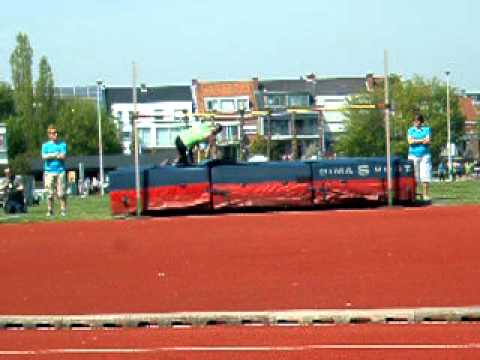 Pieter hoogspringen op het Pk te Burcht