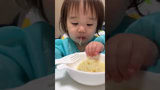 眠たそうに食べる1歳児