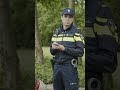 Nou meid, hopen dat je nog op tijd bent! | #shorts #komteenmanbijdedokter #bus #wachten #politie
