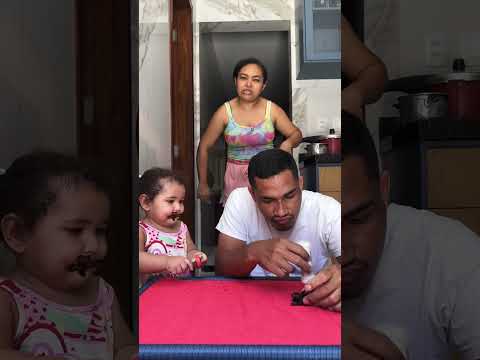 O papai mordeu a bucha pensando que era bolo. #humor #comedia