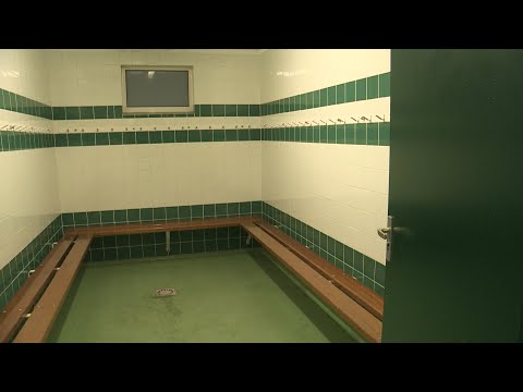 Kleedkamer Roda’23 leeggeroofd tijdens training jeugdvoetbalteam