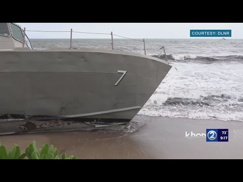 Ferry, former torpedo boat remains stuck off Maui