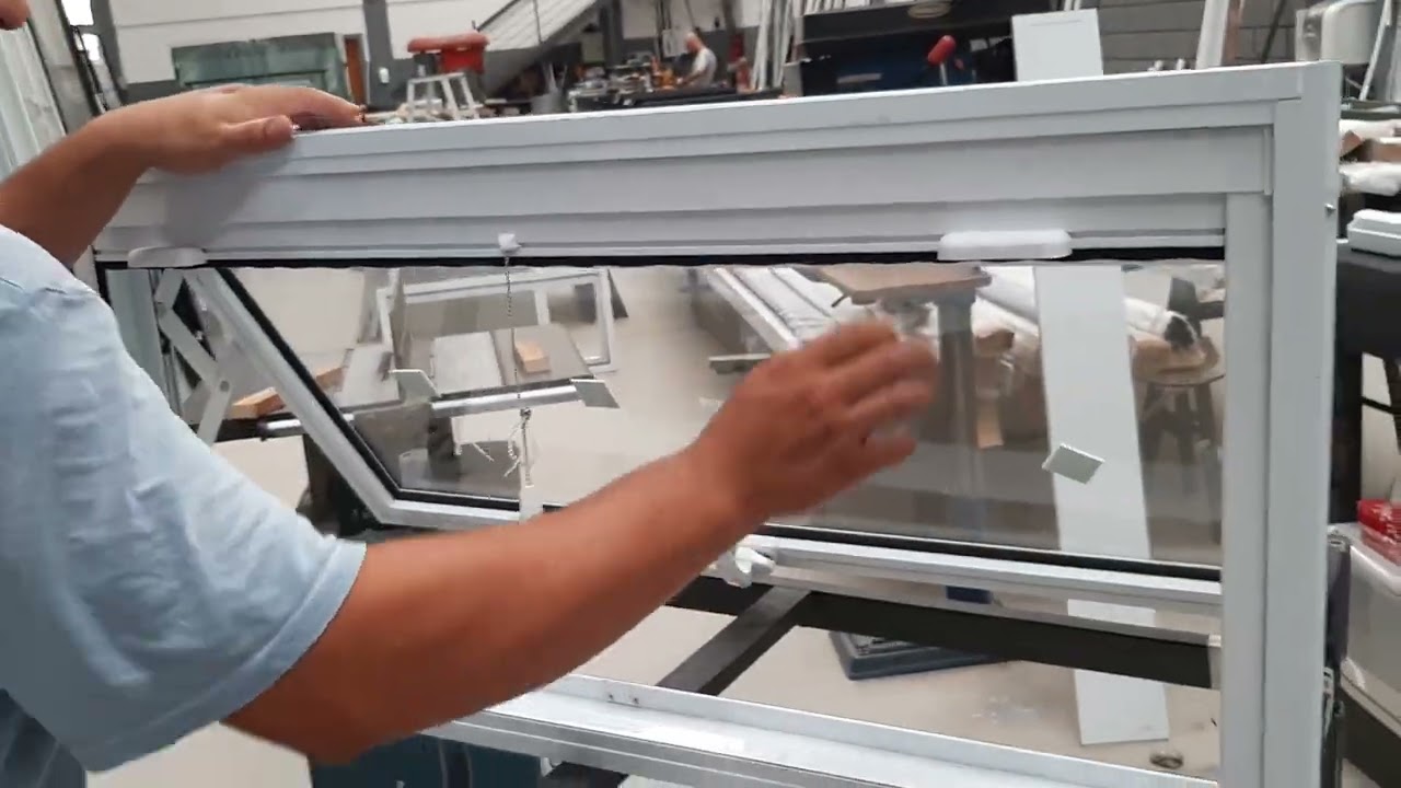 Esquadrias de alumínio janela maxim-ar com tela Mosqueteiro linha Gold