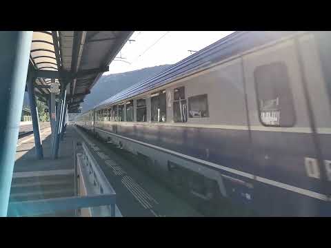 Delfinul 054 trece fără oprire cu trenul IR 1633 București Nord-Brașov la linia 3 în gara CFR Azuga.