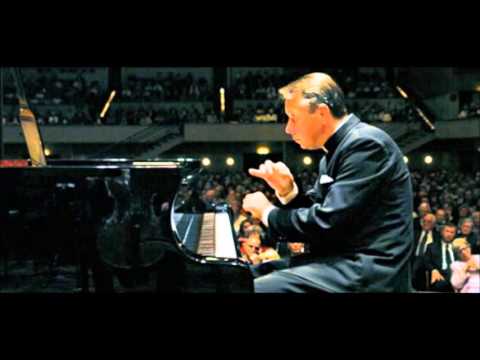 R. SCHUMANN – Piano Concerto op. 54 - (bis) Arabeske op. 18. M. Pletnev