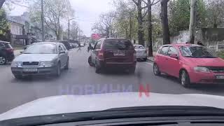 Черга у McDonald's у Миколаєві: автомобілі практично заблокували проїзд у центрі (відео)