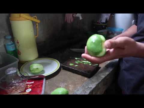 Papa Ronel peeling mangos! | Irish and Ronel