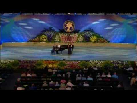 Menna Cazel Davies sings ''In uomini, in soldati'' by Mozart (from Cosi fan Tutte)