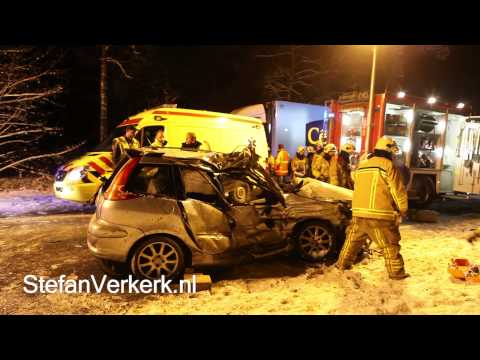 Ernstig ongeval tussen vrachtwagen en auto Stationsweg Wezep - ©StefanVerkerk.nl