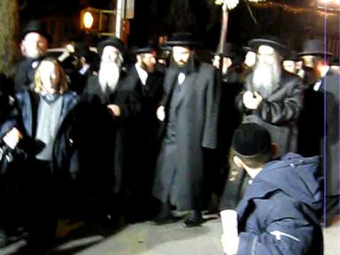 Satmar Rabbi Dancing By Hachnosas Sefer Torah   2