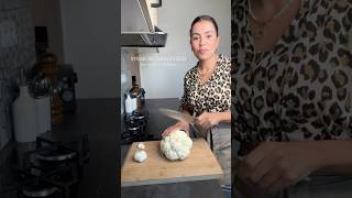 Steak de chou-fleur sur un lit de hommos