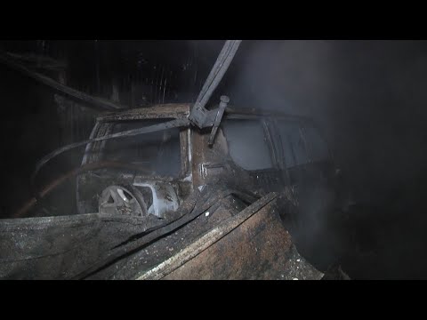 В автосервисе сгорели два "Крузака"