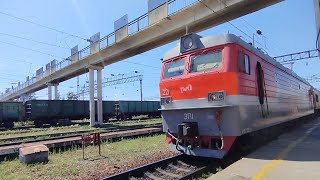 Электровоз ЭП1-221 с поездом №010 Москва-Владивосток прибывает на станцию Белогорск