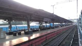 preview picture of video 'Vanchinad express [Train 16303] arriving at Kottayam station'
