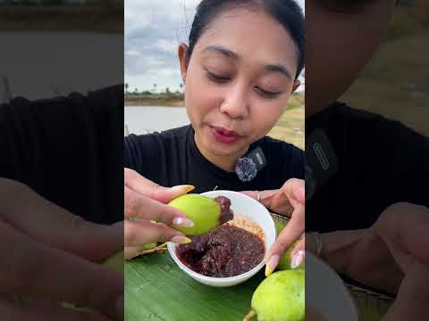 Eating mango with shrimp paste  #epiceating #tropicalfruit #food #epiceats #foodrecipes #eating
