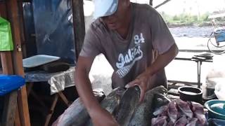 preview picture of video 'Walk through of Sunday Market day in Jaro Letye'