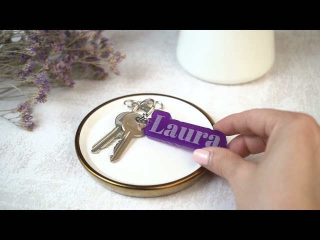 Vídeo relacionado con Wanapix | Llavero Metálico Personalizado con tu Número de Matrícula y Nombre | Impresión a 2 Caras | para Regalo o Complemento para Coche 2,5 x 6,3