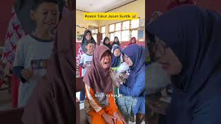 Download lagu Someone is afraid of needles⁉️😅 #shorts #schoolkid #smartkid #funnykid #funny mp3