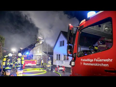 [WOHNHAUSBRAND | STARKE RAUCHENTWICKLUNG!] -| Großeinsatz der Feuerwehr in Rommerskirchen |-