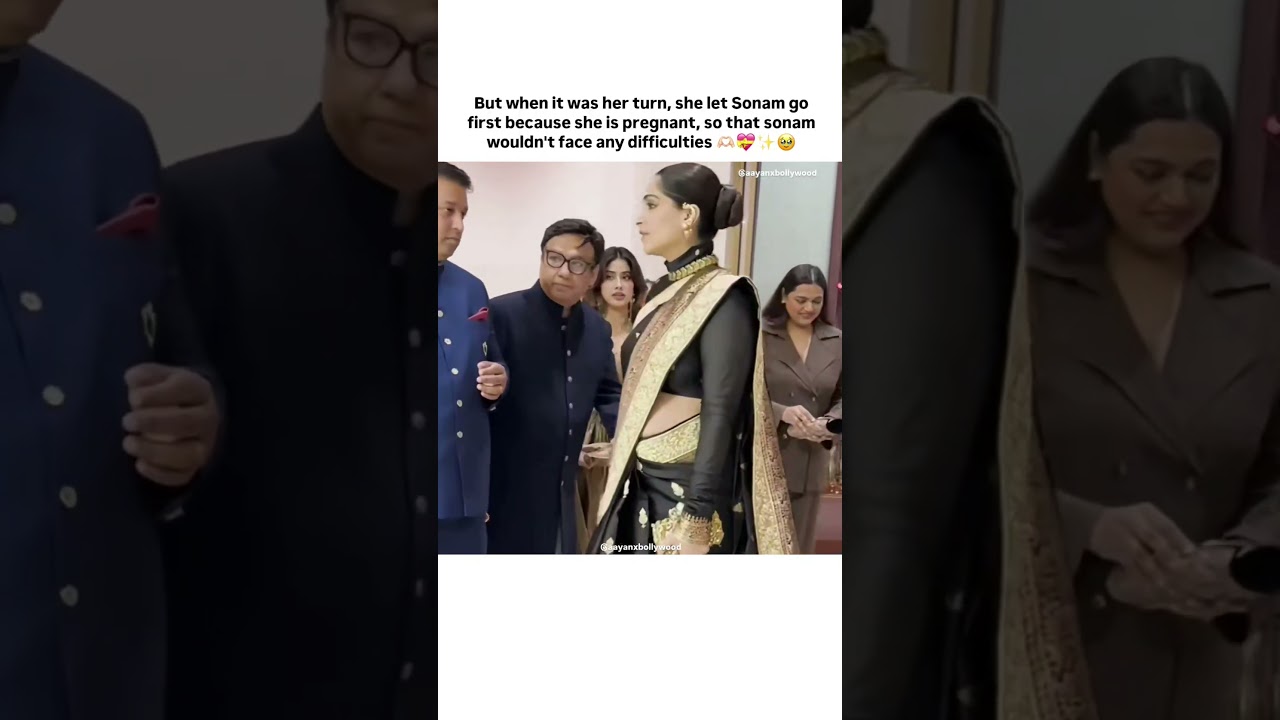 the bond between both of them🥹🤌🏻✨ #janhvikapoor #sonamkapoor #shortsfeed #spotted #event #mom