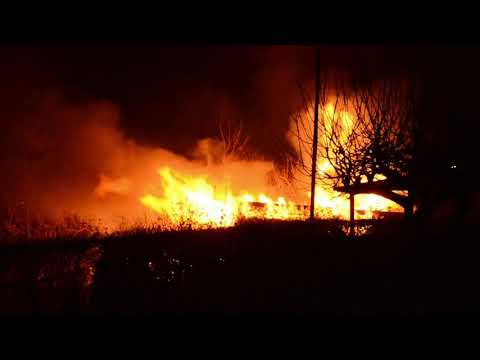 Voldsom brand i kolonihave i Assens