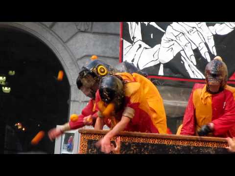 Oranges' fight in Ivrea: La Morte and I Cavalieri delle Rosse Torri