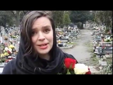 Działaczka Nki robi pogrzeb konstytucji.