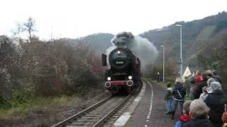 preview picture of video 'Einfahrt einer Dampflokomotive in den Bahnhof Rech (Ahr)'