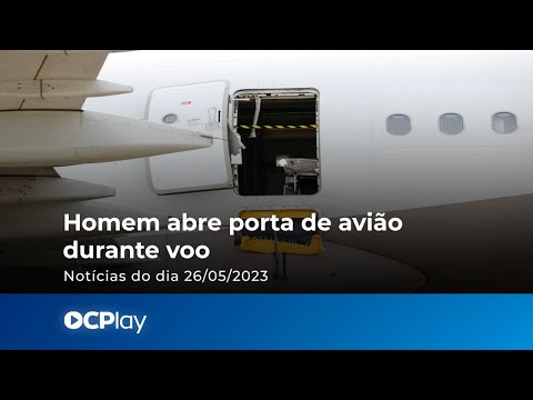 Homem abre porta de avião durante voo