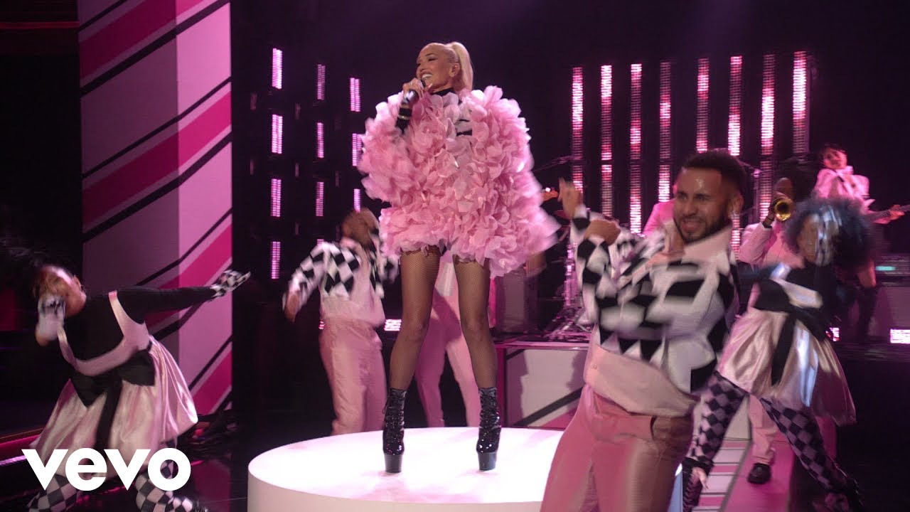 Gwen Stefani - Shake the Snow Globe (Live from The Tonight Show Starring Jimmy Fallon)