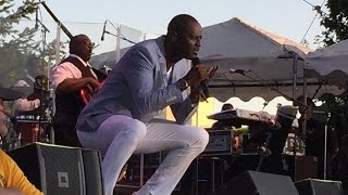 BRIAN MCKNIGHT melts heart of lucky fan on stage (2015)