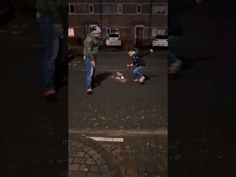 Dit blijven mannen leuk vinden he?! #fireworks #vuurwerk #oudjaar #viralshort #viral #happynewyear