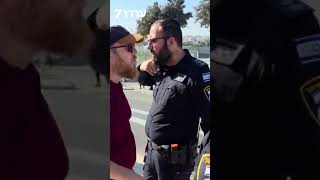 עימות בהפגנת הימין: "אל תרים ידיים, אתה מתנהג באלימות" (חדשות ערוץ 7) - התמונה מוצגת ישירות מתוך אתר האינטרנט יוטיוב. זכויות היוצרים בתמונה שייכות ליוצרה. קישור קרדיט למקור התוכן נמצא בתוך דף הסרטון