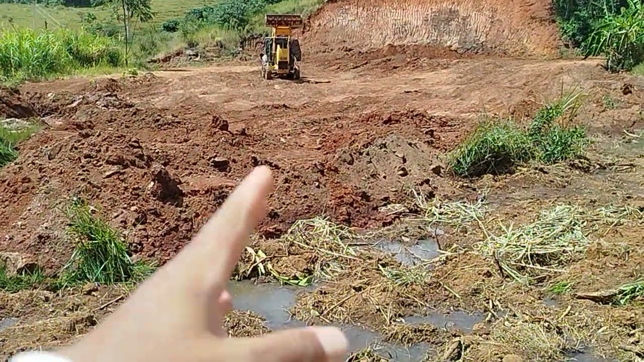 Retroescavadeira no Mini sítio do mamão. 2 parte.