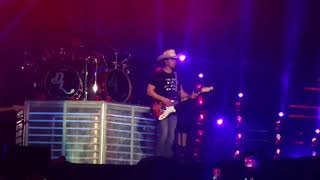 Love me or leave me alone live by Dustin Lynch