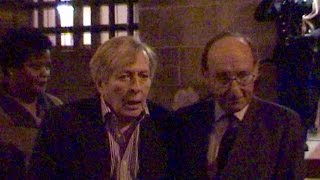 Prins Claus (getekend door ziekte van Parkinson) onwel bij prins Claus prijzen 2001