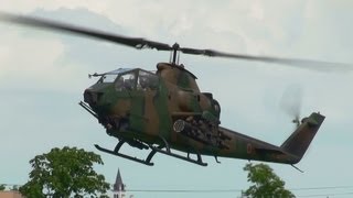 preview picture of video '[JGSDF Cobra & Huey Helicopter] 陸上自衛隊「AH-1S・UH-1H」ヘリコプター機動飛行展示 クロスランドおやべ 2013.8.24'