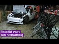Tesla rijdt dwars door fietsenstalling