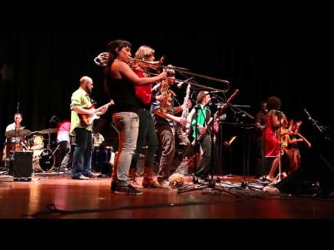 Vuiteyun 2013: Dounouya (Alfonso Fernández, Nakany Kanté, Alma Afrobeat Ensemble & Friends) 7/8