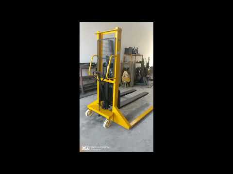 Manual Staddle Stacker