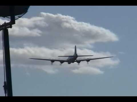 New Castle Airshow 2006 - B-17 Flying Fortress flybys