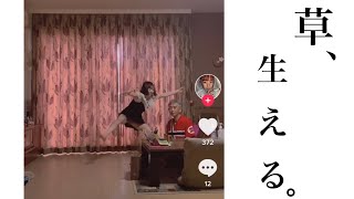 孫にパンツを見せつけられる祖父。　祖父に開脚を見せつける孫。