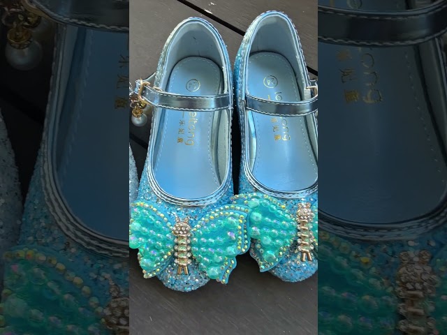 Vídeo relacionado con Temeemeg Zapatillas de pies Divertidas Disfraz Divertido Cosplay Zapato de Vestir Jumbo 10.63x5.12 Pulgadas Accesorios de Disfraces realistas Fundas de Zapatos para Zapatos Gigantes.