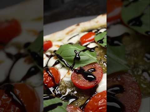 Caprese Pizza 🍕 🍅 🌿 #shorts #pizza