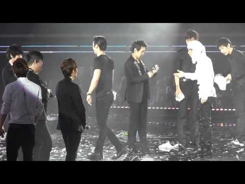 [190212 Super Show 4 Singapore] Super Junior Playing With Water + Leeteuk Sexy Water Dance