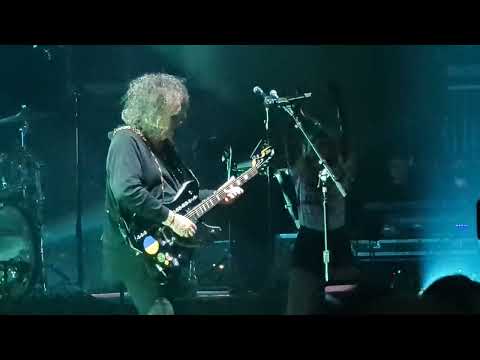 Chvrches Robert Smith Brixton academy 16-03-22 How not to drown 3